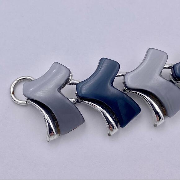 1960’s Era Vintage Charcoal and Light Grey Thermoset Lucite Bracelet - Picture 13 of 14